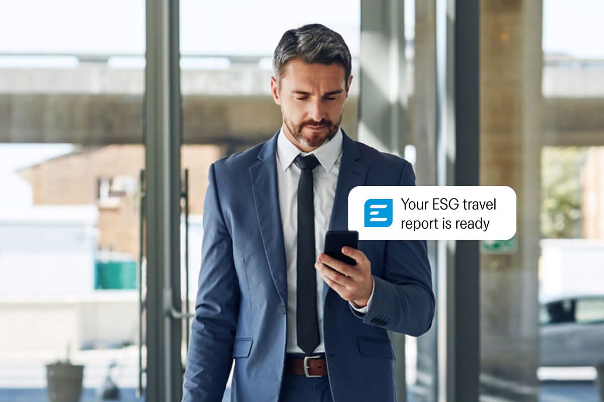 un hombre con traje y corbata está mirando su teléfono móvil