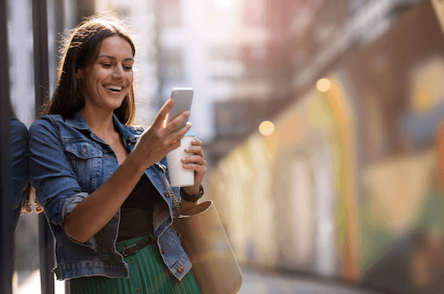 persona che utilizza le soluzioni di viaggio Emburse