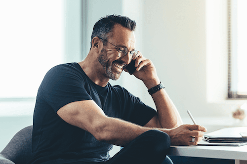 persona che utilizza le soluzioni di viaggio Emburse